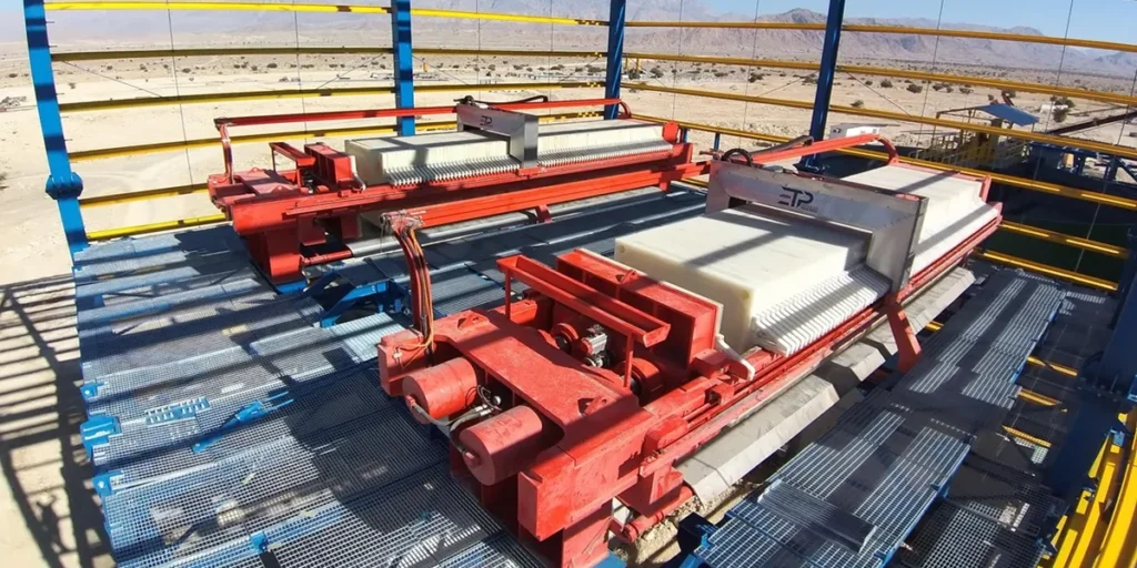 نقش فیلتر پرس در بازیابی آب و کاهش هزینهها در کارخانههای فرآوری مواد معدنی
